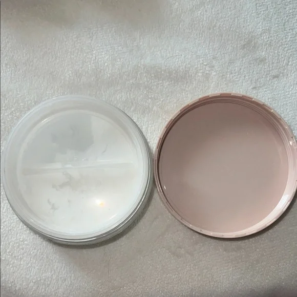 ILIA Fade Into You Finishing Powder in White - Picture 3 of 3